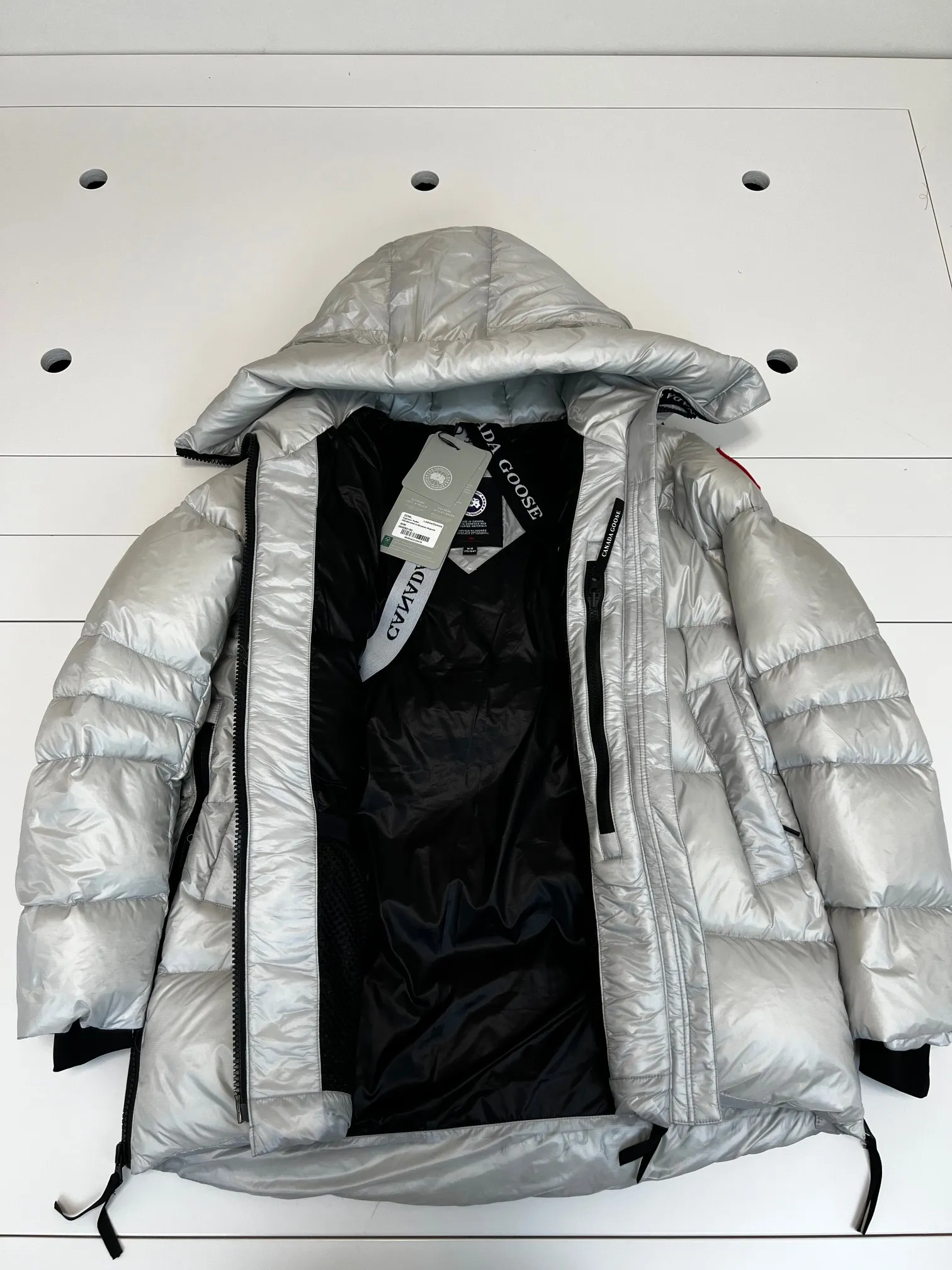 P980 has a cold protection effect of up to level 4. It is made of recycled Feather-Light tear-resistant fabric. It is ultra-light and has no weight-bearing feeling on the upper body! The unique black label highlights your temperament‼  Canada Goose, a Canadian brand, has always been recognized as the warmest down jacket. Various Instagram celebrities, Internet celebrities, and celebrities often wear it for street photos. I do Canada Goose every year, but I still can’t get rid of my love for geese. No matter how cold the winter is, there is no need to be afraid, because there are geese! Filled with 80% white duck down, Canada Goose is the legendary warmest down jacket and is known as a must-have for Arctic outdoor sports! The most popular down jacket in the world, celebrities are rushing to buy it, it is a must-have!